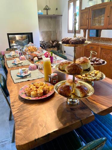 een tafel met verschillende gebakjes erop bij CASA VOLTEGIRA in Manso