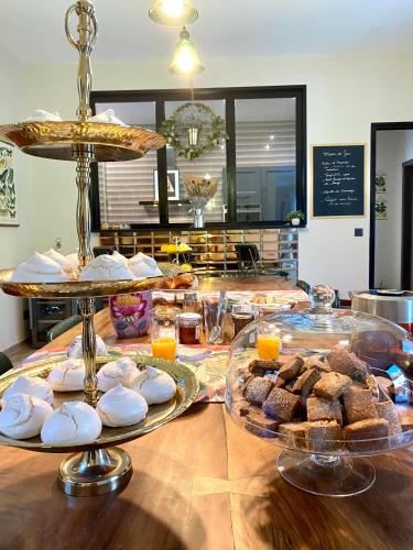 een tafel met veel eten erop bij CASA VOLTEGIRA in Manso