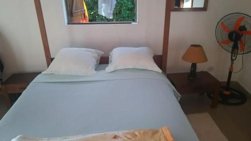 Un pat sau paturi într-o cameră la Maison du Bonheur