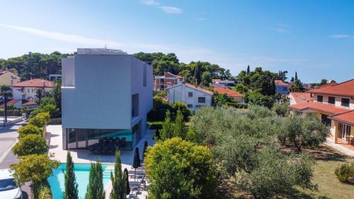 Výhled na bazén z ubytování RM Luxury villa with pool in Rovinj nebo okolí