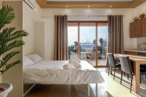 Postelja oz. postelje v sobi nastanitve Gem Beachfront Apt with Amazing Bay and Sea Views