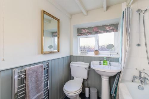 Ett badrum på Dene Cottage, Welburn