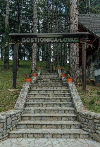 Κήπος έξω από το Prenoćište/Restoran Lovac