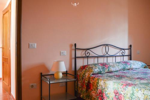 a bedroom with a bed and a table with a lamp at Agriturismo Vezzano in Chiusi della Verna