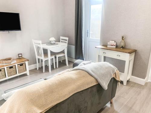 Postel nebo postele na pokoji v ubytování The Rosebery Retreat By The Castle 1-Bed Apartment