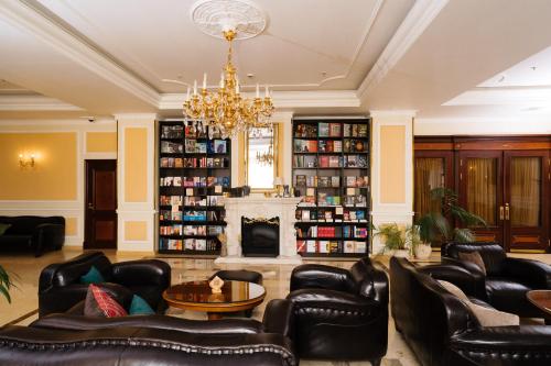 un soggiorno con mobili in pelle e camino di Grand Hotel Emerald a San Pietroburgo