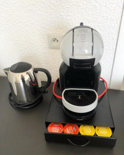 une cafetière assise au-dessus d'un comptoir dans l'établissement L escapade, à Capbreton