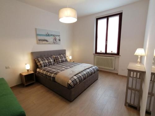 sypialnia z łóżkiem, 2 stołami i oknem w obiekcie San Bartolo Rent Apartments, un passo da Firenze w mieście Trespiano