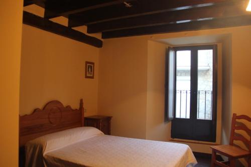 a bedroom with two beds and a window at Casa Rural la Cancha I in Navalacruz