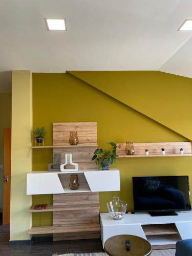 a living room with a yellow wall at Mirador Islas de Arousa in Ribeira