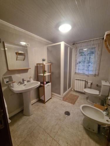 łazienka z dwiema umywalkami i toaletą w obiekcie A Casa de Carmen w mieście Frije