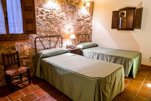 Säng eller sängar i ett rum på 'El Charcón' Casa con piscina compartida