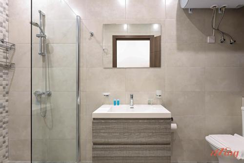 Koupelna v ubytování Luxurious Duplex Seafront Apt w Amazing Sea Views