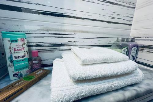 zwei Handtücher liegen auf einer Theke im Bad in der Unterkunft Perfect, relaxing and cozy apartment in Timişoara