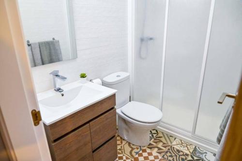 y baño con aseo, lavabo y ducha. en A - Apartamento elegante con piscina compartida, en Torrico
