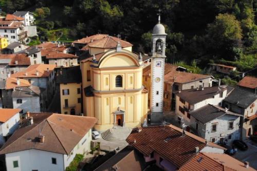 an aerial view of a church in a village at L'Oasi nel Borgo in Niardo