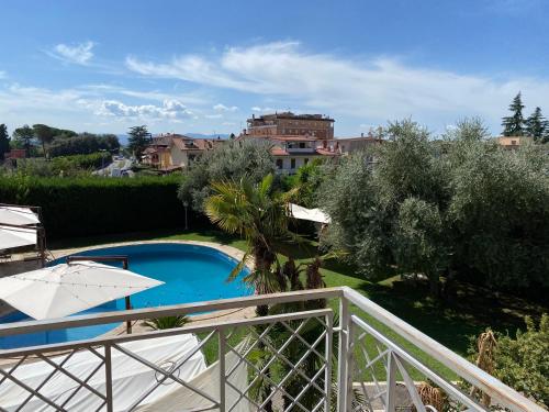 uma vista para uma piscina a partir de uma varanda em Park Hotel Imperatore Adriano em Tivoli