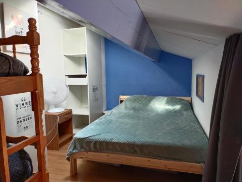 una camera con letto a castello e parete blu di Maison Argeles sur mer proche plage ad Argelès-sur-Mer