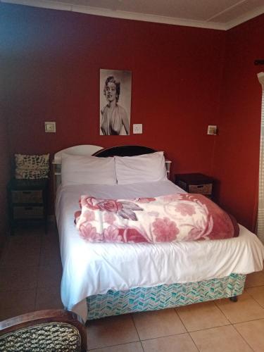Tempat tidur dalam kamar di Mongilo Guesthouse