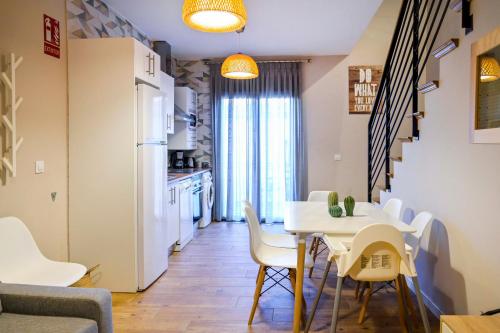 cocina y comedor con mesa blanca y sillas en C - Apartamento moderno con piscina compartida, en Torrico