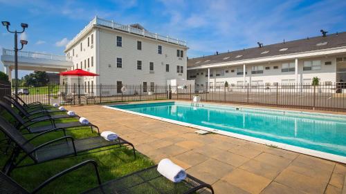 Swimming pool sa o malapit sa Best Western White House Inn