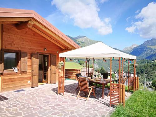 un patio con una mesa y una sombrilla blanca en Silene Delle Fonti, en Valpiana