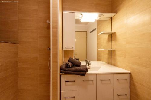 Appartement centre ville parking balcon et wi fi في كوتيريه: حمام مزود بحوض ومِرآة