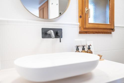 a bathroom with a white sink and a mirror at Kranach 5 - Wohnen beim Wein in Gamlitz