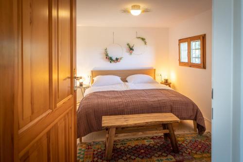 A bed or beds in a room at Kranach 5 - Wohnen beim Wein