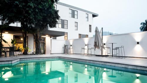 une piscine en face d'un bâtiment dans l'établissement Nordic Hotel Lagos, à Lagos