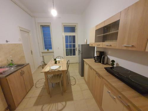 Una cocina o cocineta en Apartament Enescu