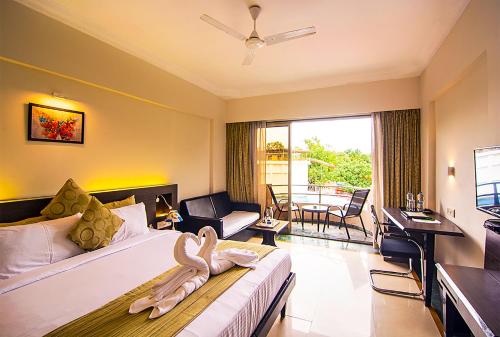 sypialnia z łóżkiem z ozdobą łabędzia w obiekcie Aron Resort Lonavala - Near Old Mumbai Pune Highway w mieście Lonavla