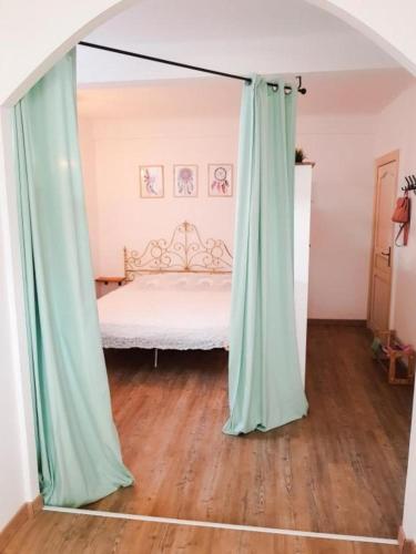 Tempat tidur dalam kamar di Studio Menta in centre, 4 minutes from the sea
