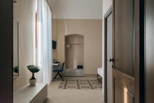 a hallway with a door leading into a room with a bathroom at Villa Pesce 1820 Residenza d'Epoca & SPA in Canosa di Puglia