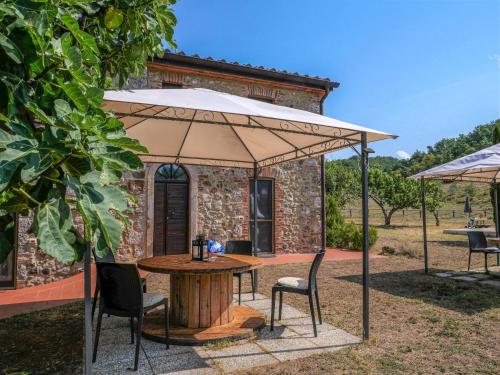 A garden outside Apartment Pian dei Carpini - Janis by Interhome