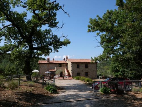stary dom z drzewami przed nim w obiekcie Apartment Pian dei Carpini - Laura by Interhome w mieście Prata
