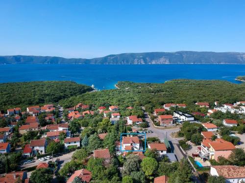 una vista aérea de una pequeña ciudad junto al agua en Apartment Dilly - KRK116 by Interhome en Pinezici