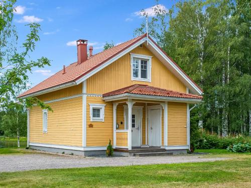 una pequeña casa amarilla con techo rojo en Holiday Home Hintrekki by Interhome, en Kaustinen