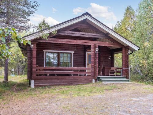 ルカにあるHoliday Home Rukatörmä- kesäjärvi by Interhomeの小さなログキャビン(ポーチ、窓付)