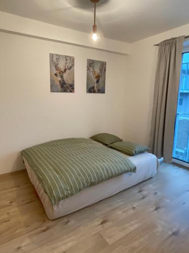 En eller flere senge i et værelse på Útulný jednopokojový apartmán v alpském stylu na Klínovci