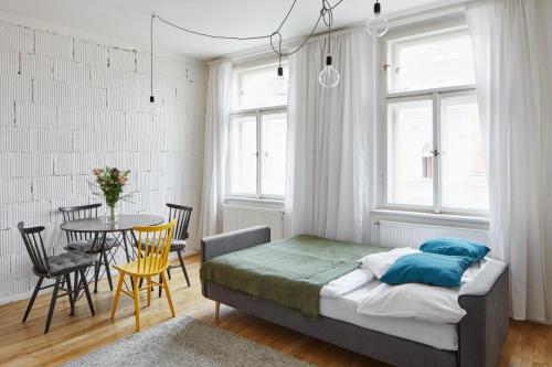 Postel nebo postele na pokoji v ubytování Cozy Flat in New Town by Prague Days