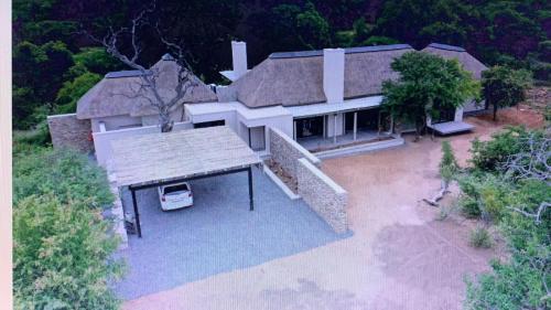 una vista aérea de una casa con un gran patio en Kruger River Lodge, en Hoedspruit