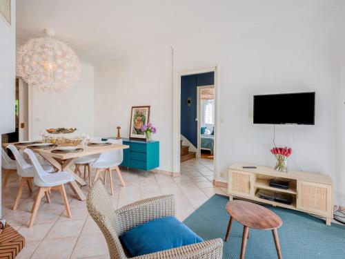 un salon avec une table et une télévision dans l'établissement Holiday Home Rayon de soleil by Interhome, à Carnac
