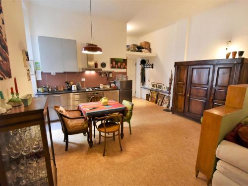 eine Küche und ein Esszimmer mit einem Tisch und Stühlen in der Unterkunft Apartment NoLo Art Apartment by Interhome in Mailand