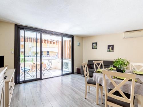 une cuisine et un salon avec une table et une salle à manger dans l'établissement Apartment La Miougrano-2 by Interhome, à Fréjus