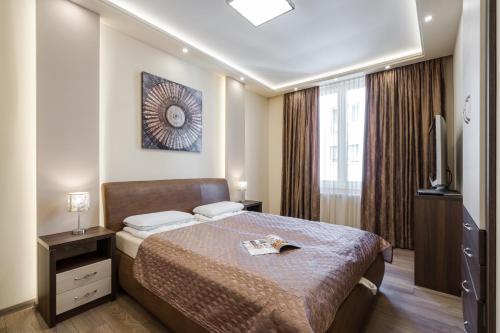Habitación de hotel con cama y TV en BpR Pure Nature Designer Suite en Budapest