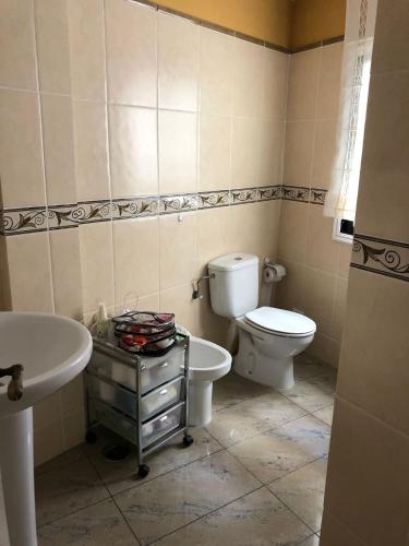 un baño con inodoro y lavabo en Ático Los Rombos, en Puerto Naos