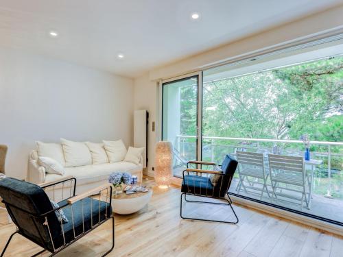 un salon avec un canapé et des chaises et une grande fenêtre dans l'établissement Apartment Port An Dro-7 by Interhome, à Carnac