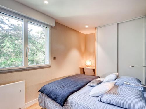une chambre avec un lit et une fenêtre dans l'établissement Apartment Port An Dro-7 by Interhome, à Carnac