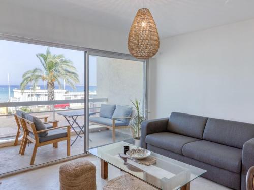 un salon avec un canapé et une table dans l'établissement Apartment La Rose des Sables by Interhome, à Saint-Cyr-sur-Mer